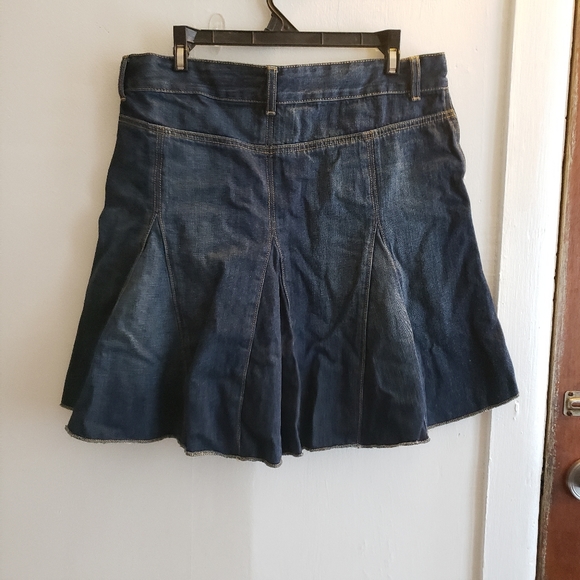 Guess mini skirt no 29 - Picture 2 of 3